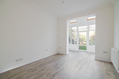 2 bedroom flat to rent, Chelverton Road