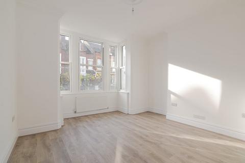 2 bedroom flat to rent, Chelverton Road