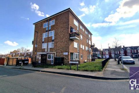 3 bedroom flat for sale, Bowes Road, London N11