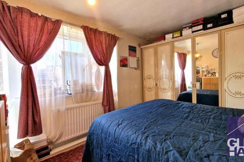 3 bedroom flat for sale, Bowes Road, London N11