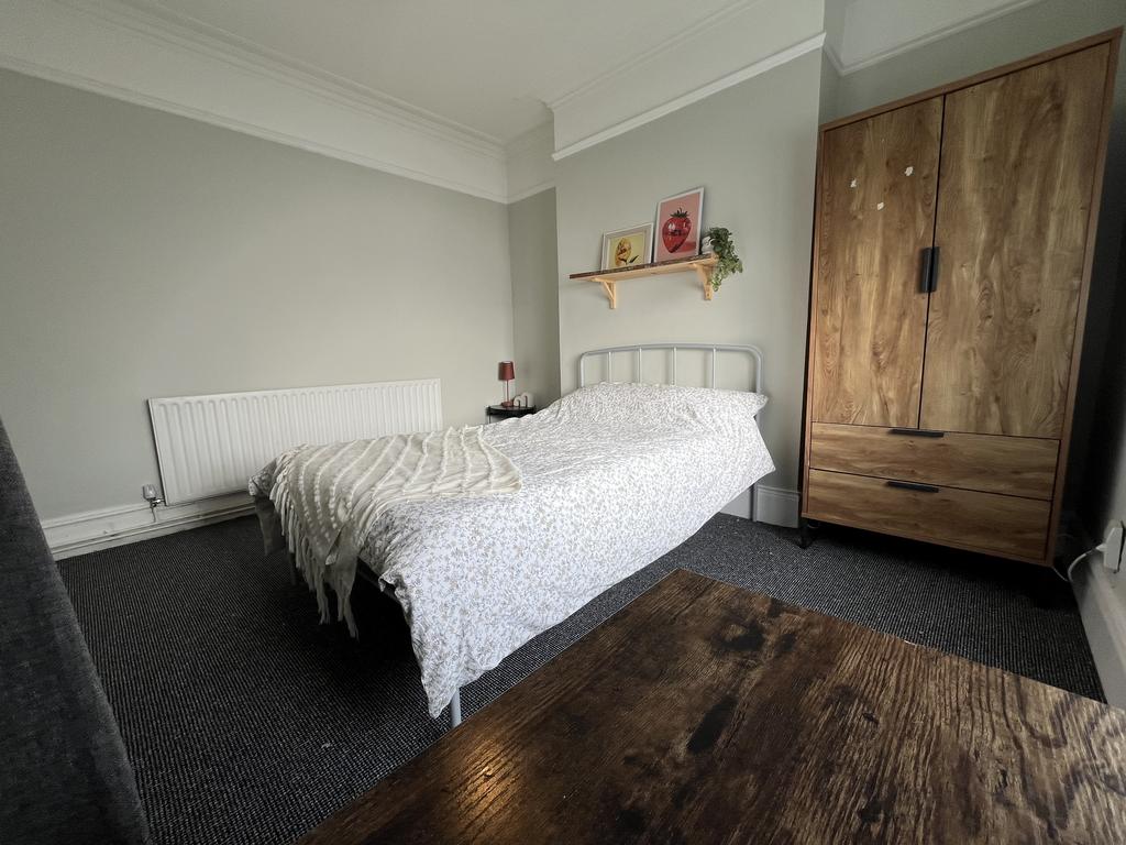104 Portland Bedroom 1 (4).jpg