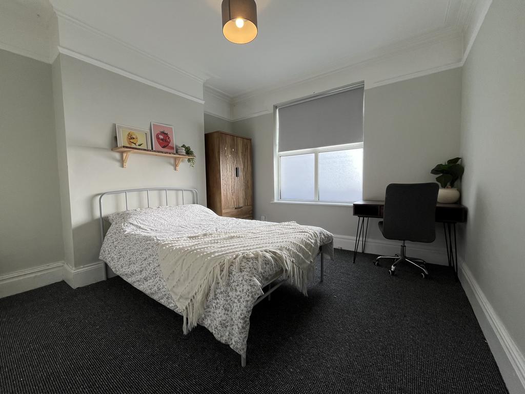 104 Portland - Bedroom 1.jpg