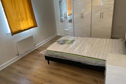 5 bedroom detached house to rent, 19 Fieldfare Way, CV4 8DX