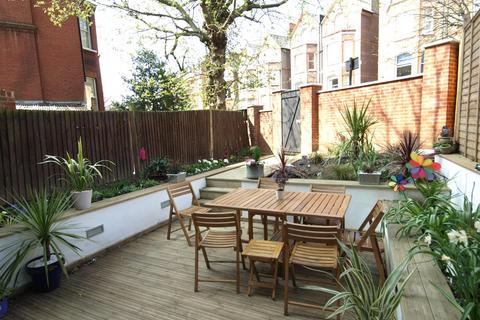 3 bedroom flat for sale, Goldhurst Terrace, South Hampstead NW6