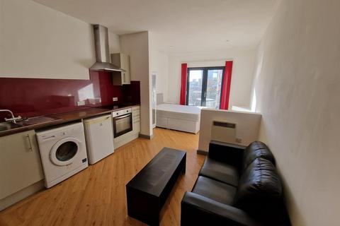 Studio to rent, Princess Way, Swansea