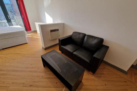Studio to rent, Princess Way, Swansea