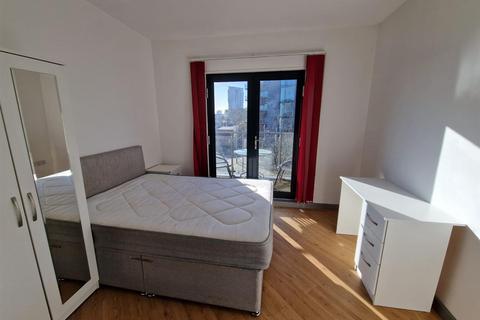 Studio to rent, Princess Way, Swansea