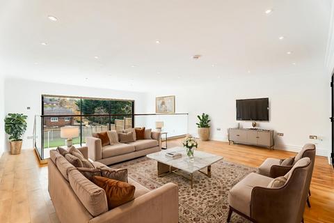 4 bedroom end of terrace house for sale, Batchwood Drive, Hertfordshire AL3