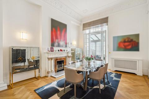 3 bedroom flat to rent, Ennismore Gardens, London, SW7