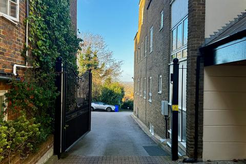 Studio to rent, Harrow On The Hill, London HA1