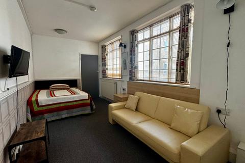 Studio to rent, Harrow On The Hill, London HA1