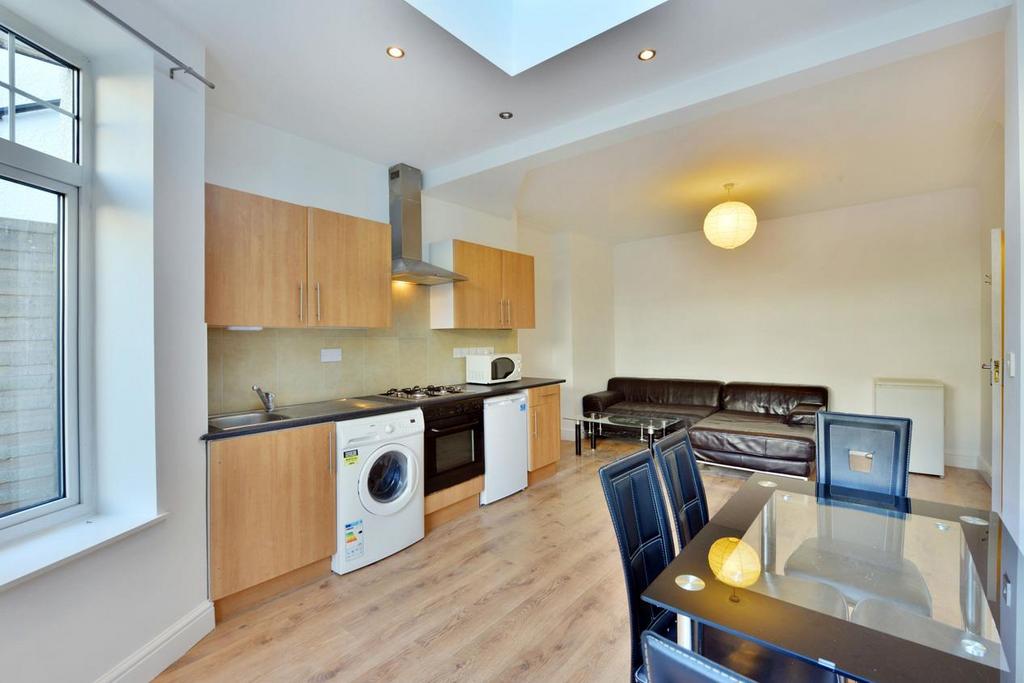 2@32 Clifton Gdns.04.jpg