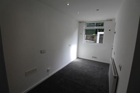 3 bedroom end of terrace house to rent, Victoria Road, Horwich, Bolton