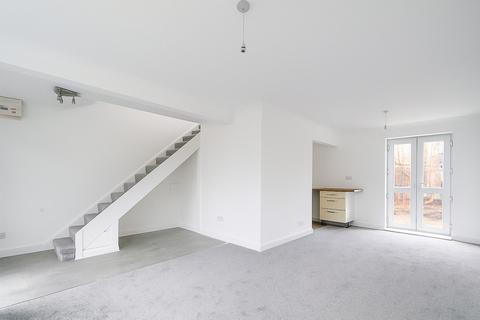 3 bedroom semi-detached house to rent, Windsor Court, Grangetown, TS6