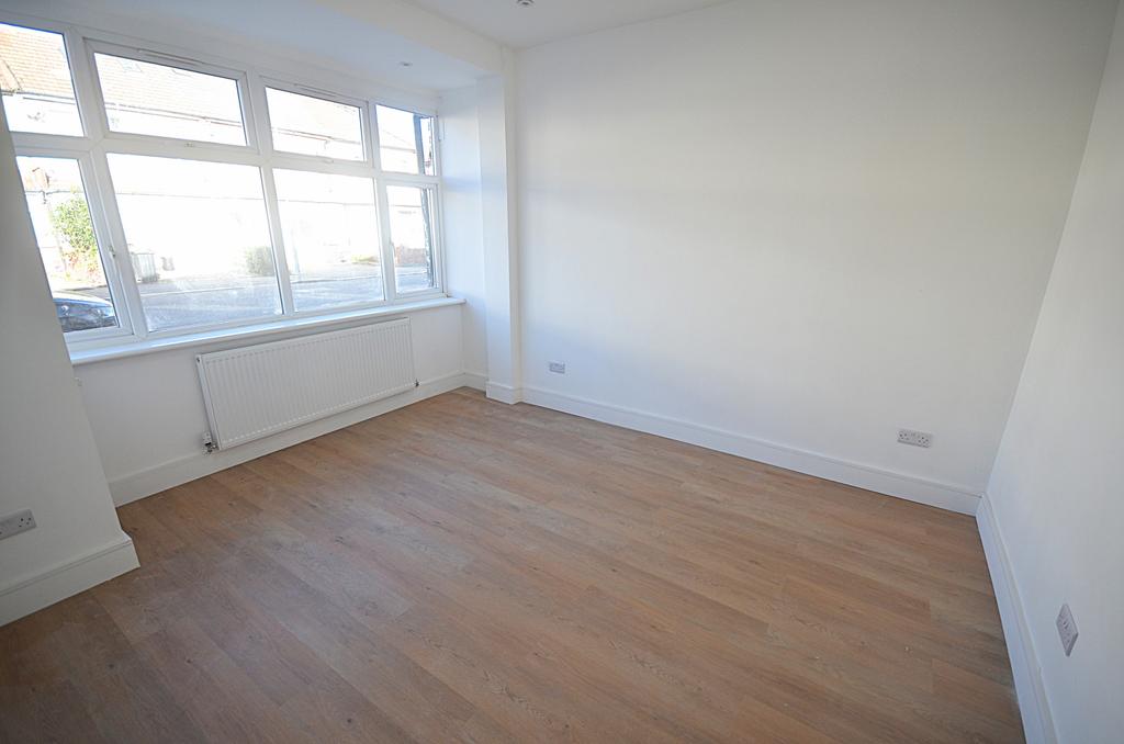 3 bed terraced house to rent Henley Road, Ilford