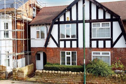 4 bedroom semi-detached house to rent, Greenfield Street, Dunkirk, Nottingham, NG7 2JN