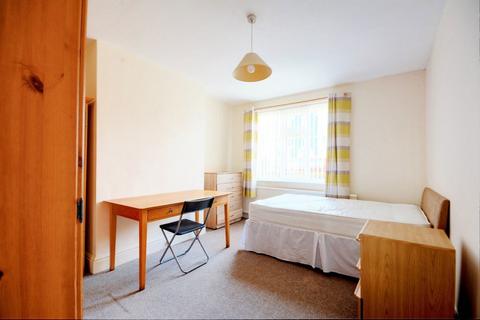 4 bedroom semi-detached house to rent, Greenfield Street, Dunkirk, Nottingham, NG7 2JN