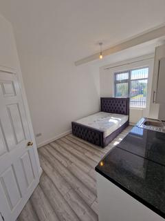 1 bedroom in a house share to rent, Uxbridge Road, Hayes UB4