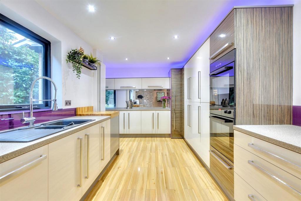 Kitchen 2.jpeg