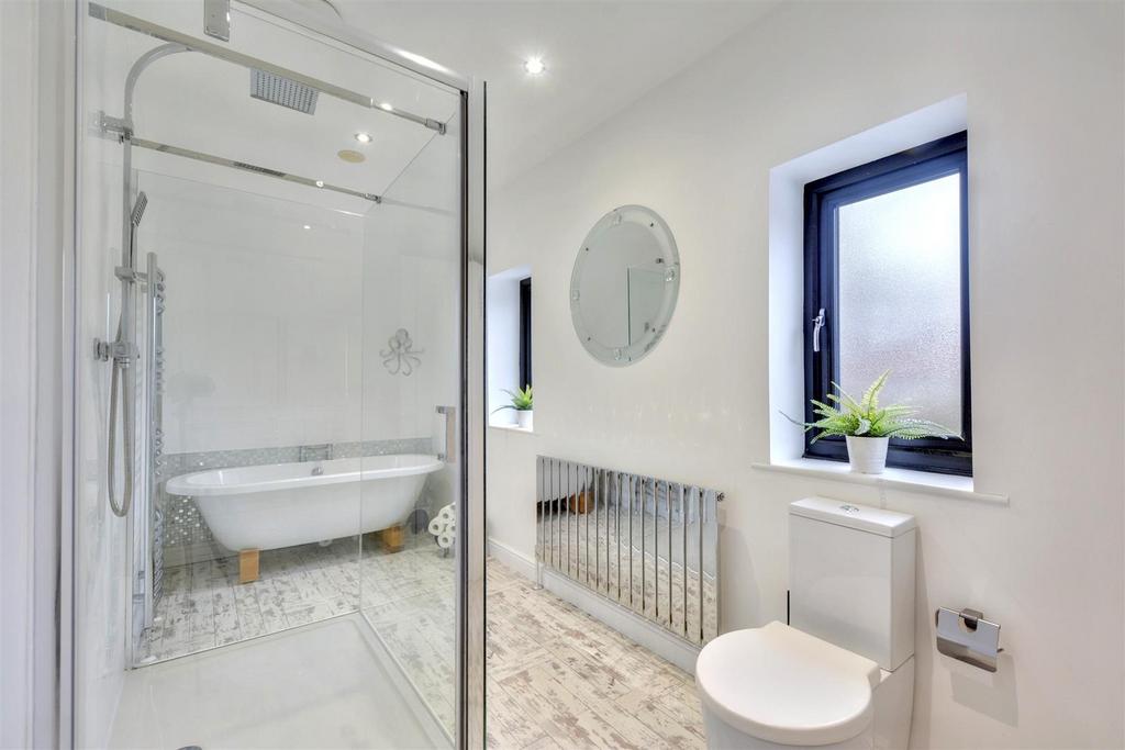 Ensuite Bed One 1.jpeg