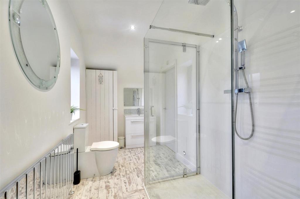 Ensuite Bed One 3.jpeg