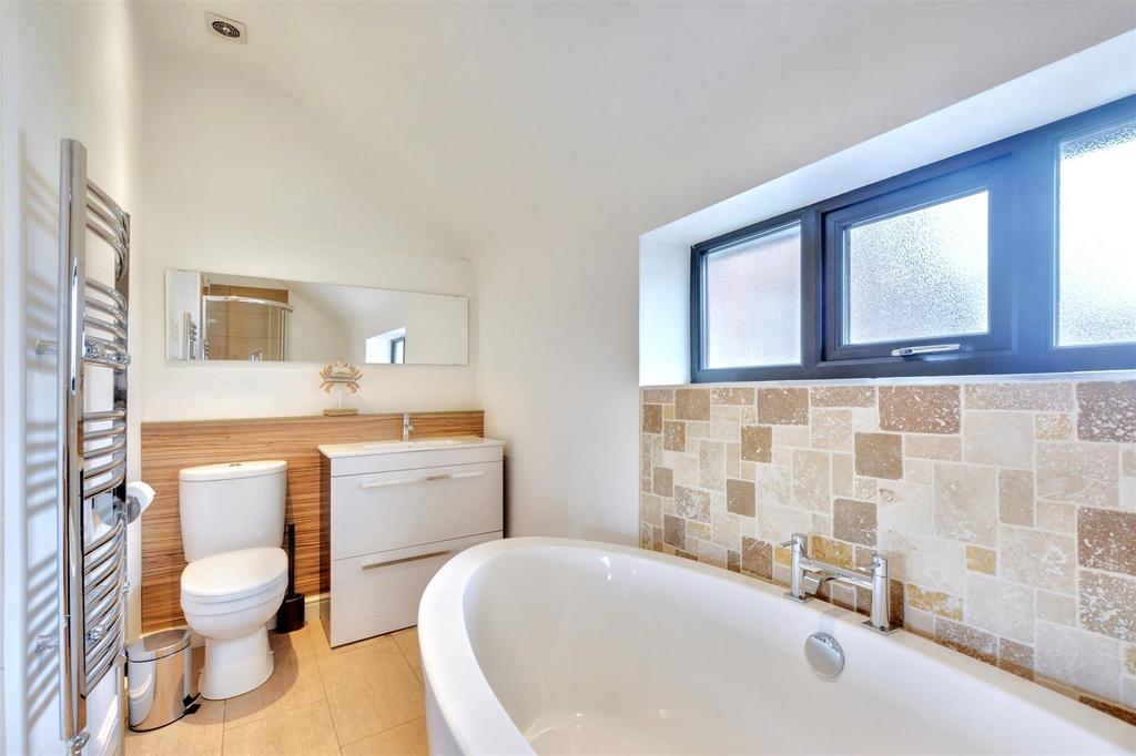 Ensuite Bed Two 3.jpeg