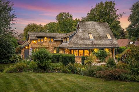 4 bedroom detached house for sale, High Road, Chipstead