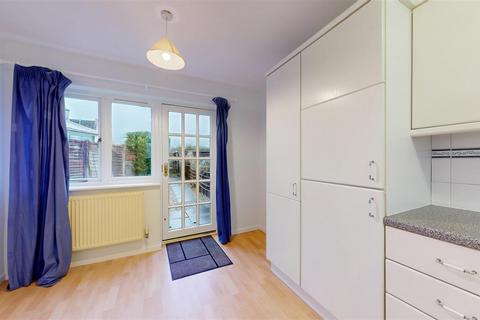 3 bedroom terraced house to rent, Gresley Drive, Stamford