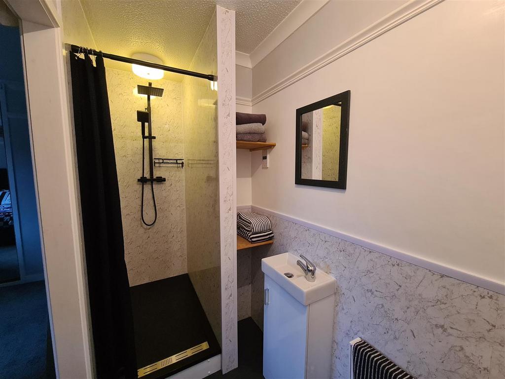 En-suite 2.jpg
