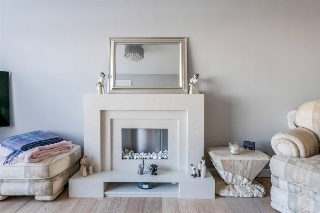 Lounge/ Fireplace