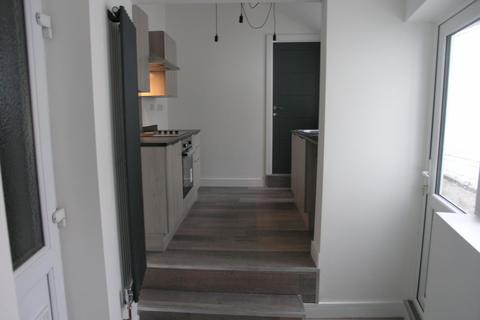 3 bedroom terraced house to rent, Victoria Road, Brierley Hill DY5