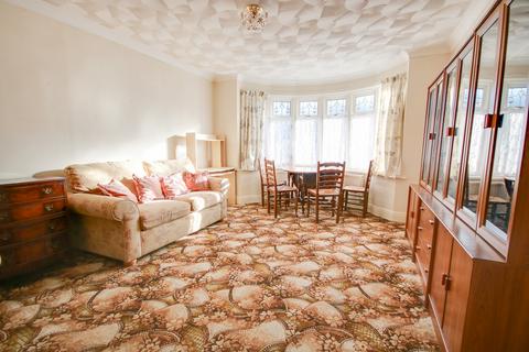 3 bedroom detached house for sale, SHOLING! LARGE REAR GARDEN! NO FORWARD CHAIN! HUGE POTENTIAL!