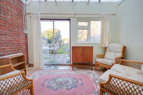 3 bedroom detached house for sale, SHOLING! LARGE REAR GARDEN! NO FORWARD CHAIN! HUGE POTENTIAL!