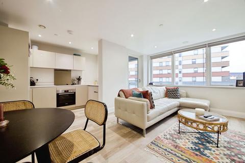 1 bedroom flat for sale, Montmorency Gardens, London N11