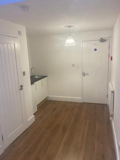 Studio to rent, Albany Road, Old Windsor SL4