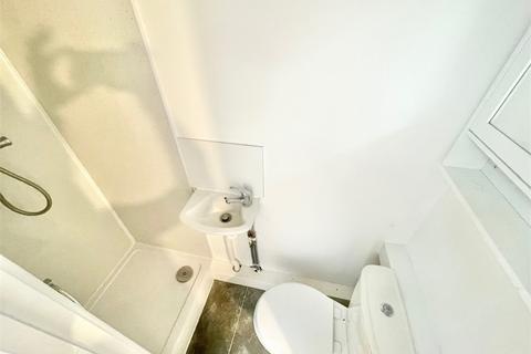 Studio to rent, Albany Road, Old Windsor SL4