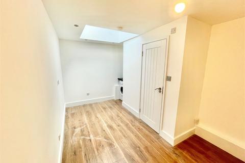 Studio to rent, Albany Road, Old Windsor SL4