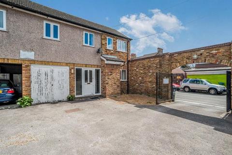 3 bedroom end of terrace house to rent, Kings Avenue, Hertfordshire WD18