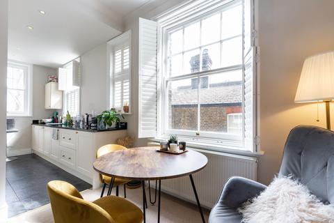 2 bedroom flat to rent, Cyril Mansions, Prince of Wales Drive, London, SW11
