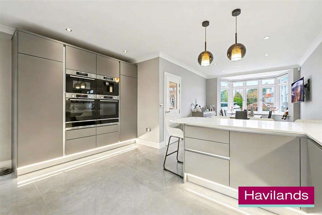 Cranleigh Gardens N21 1 DR-18.jpg