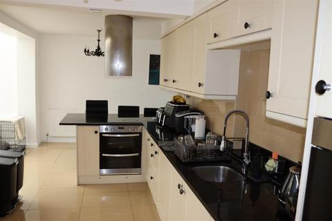 4 bedroom house to rent, Simmonds Way