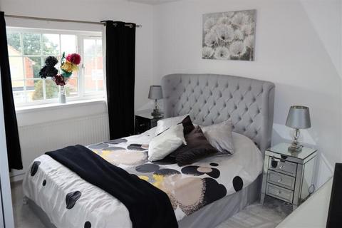 4 bedroom house to rent, Simmonds Way