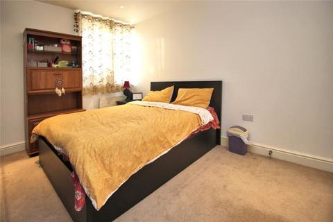 2 bedroom flat to rent, Guildford Road, Woking GU22