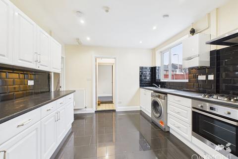 6 bedroom semi-detached house to rent, Broseley Road, Romford