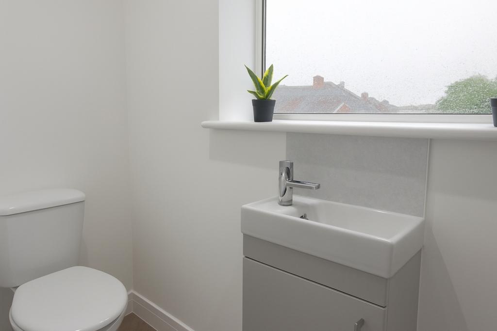 Ensuite Room 2 80 Brookhill Street