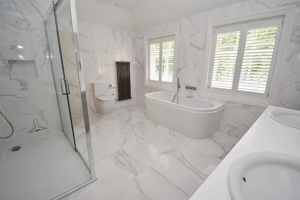 Master ensuite.jpg