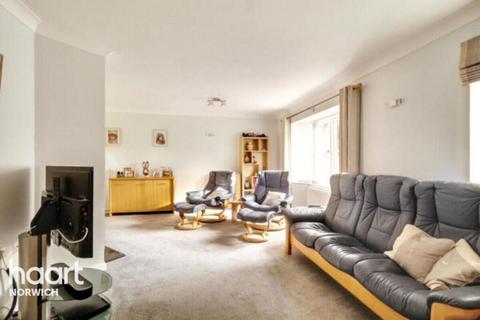 3 bedroom detached bungalow to rent, Princess Beatrice Close, NORWICH