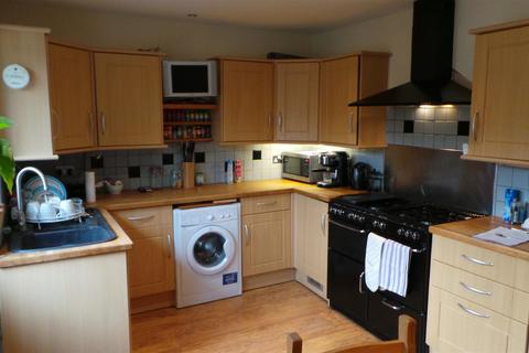 2 bedroom detached bungalow to rent, High Ash Avenue, Clayton West, Huddersfield