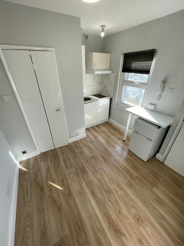 Newly Refurbished studio flat in the heart of Cam