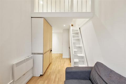 Studio to rent, Courtfield Gardens, SW5